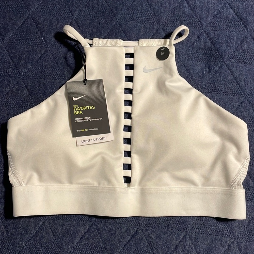 BNWT Nike Ladder Sports Bra Medium